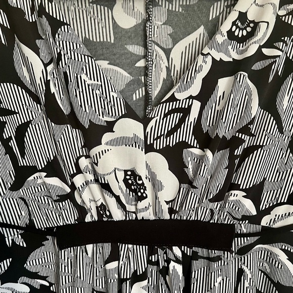 BLU Heaven Black and White Floral Empire Dress V Neck Tie at Waist Wide Sleeve M - Picture 5 of 12